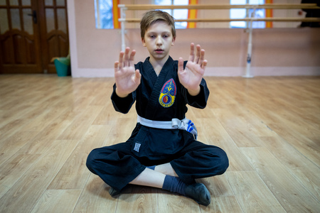 MINSK, BELARUS - 25 DECEMBER, 2018: children train with martial arts trainer viet daoのeditorial素材