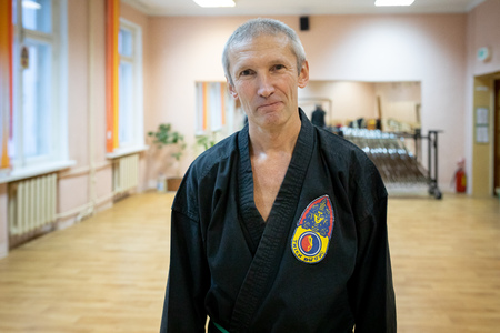 MINSK, BELARUS - 25 DECEMBER, 2018: children train with martial arts trainer viet daoのeditorial素材
