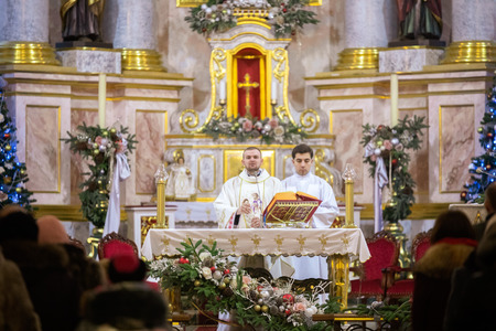 MINSK, BELARUS - 25 DECEMBER, 2018: church service in front of crowd in the interior of a churchのeditorial素材