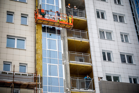 MINSK, BELARUS - 20 JANUARY, 2018: construction workers build a multi-storey residential building in winterのeditorial素材