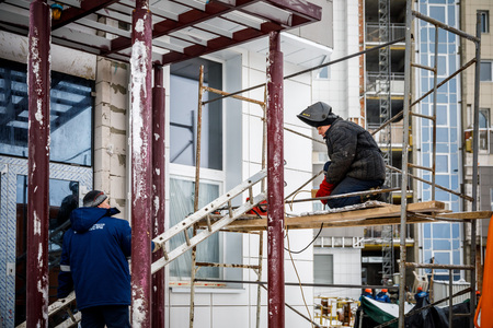 MINSK, BELARUS - 20 JANUARY, 2018: construction workers build a multi-storey residential building in winterのeditorial素材