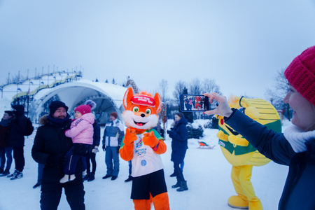 MINSK, BELARUS - 20 JANUARY, 2018: the mascot of the II European games fox Lesik is photographed with adults and childrenのeditorial素材