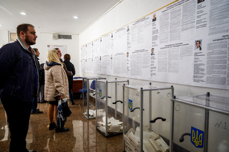 MINSK, BELARUS - 1 APRIL, 2019: Voting in the elections of the President of Ukraine at one of the polling stations in Minskのeditorial素材