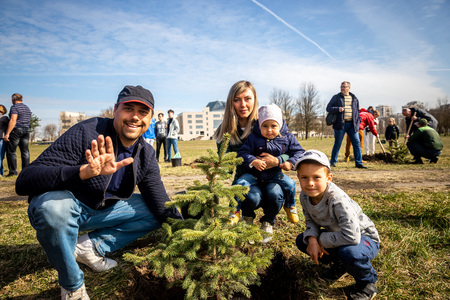 MINSK, BELARUS - 1 MARTH, 2019: friendly family plants a treeのeditorial素材