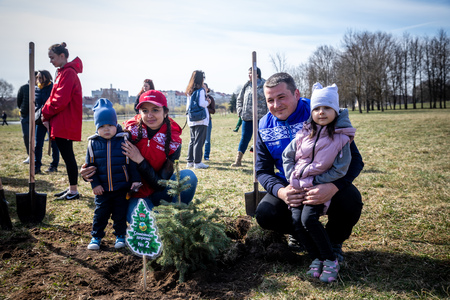 MINSK, BELARUS - 1 MARTH, 2019: friendly family plants a treeのeditorial素材