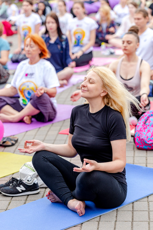 MINSK, BELARUS - 1 JUNE, 2019: many people do yoga in the parkのeditorial素材