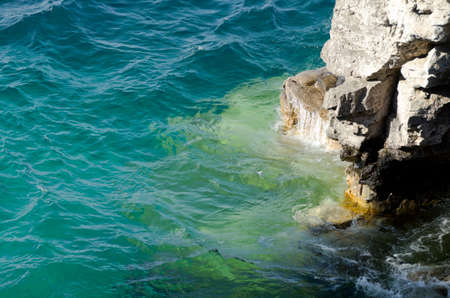 Rock and clear water at shore of Georgian Bay Ontarioの写真素材