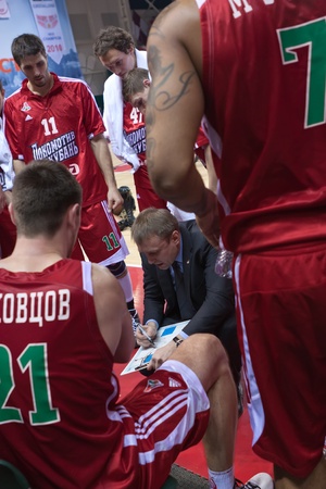 SAMARA, RUSSIA - FEBRUARY 12: Coach of BC Lokomotiv-Kuban Kestutis Kemzura says the game plan on February 12, 2011 in Samara, Russia.のeditorial素材