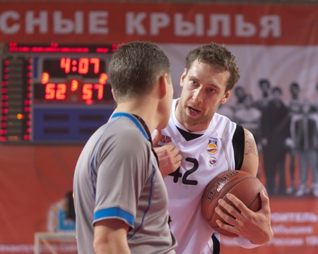 SAMARA, RUSSIA - NOVEMBER 19: Fedor Likholitov of BC Krasnye Krylia disputes with the referee at the game against BC CSKA on November 19, 2011 in Samara, Russia.のeditorial素材