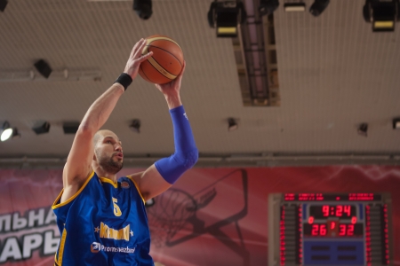 SAMARA, RUSSIA - DECEMBER 17: James Augustine of BC Khimki throws a ball in a basket during a game against BC Krasnye Krylia game on December 17, 2012 in Samara, Russia.のeditorial素材
