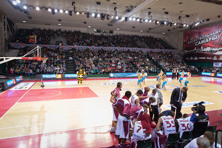 SAMARA, RUSSIA - OCTOBER 22: BC Krasnye Krylya during a timeout at the game against BC Triumph on October 22, 2013 in Samara, Russia.のeditorial素材