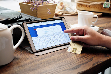 SEP 11, 2016 MOSCOW, RUSSIA: Shopping online on Delta Airlines website.のeditorial素材