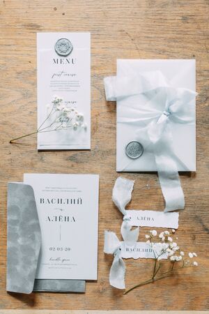 Layout of lashes with flowers on the table. Printing to the wedding. Wedding invitations in the set. の写真素材