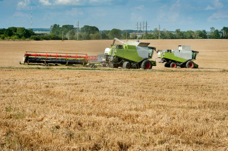 combines with unhooked cutter in the form of a trailer, transports after harvesting, on the...