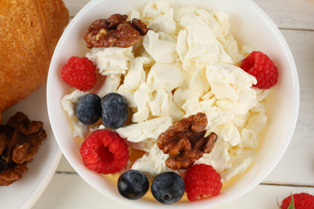 Homemade cheese with berries and nuts. breakfast food with Quarkの写真素材