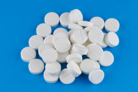 White medical round pills in a heap a lotの写真素材