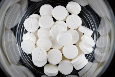 White medical round pills in a glassの写真素材