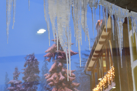icicles hanging from the roofs of houses danger injury to peopleの写真素材