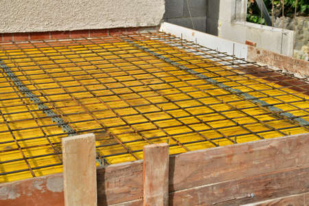 Sheeting of floor for concreting using wooden plate and iron wires