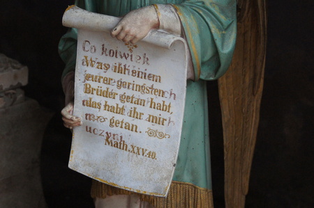 Figure of an angel holding a scroll with one of Jesus parablesの写真素材