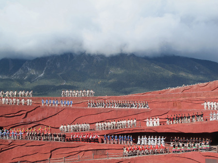 LIJIANG, CHINA - OCT 19 : Unidentified actors in Lijiang impression on October 19,2015 at Lijiang,Chinaのeditorial素材