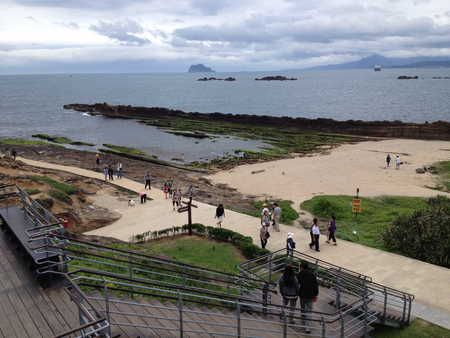 TAIPEI, TAIWAN - MAY 6 : Unidentified tourists visit Yehliu Geopark, taipei, Taiwan on May 6, 2013のeditorial素材