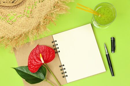 Mockup notes with pen and flowerのeditorial素材