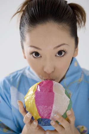 Yukata woman who swells a paper balloonの写真素材