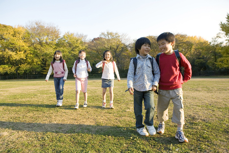 Japanese children walking through the parkの写真素材