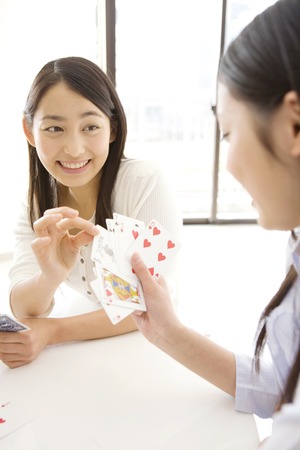 Japanese young woman playing a cardsのeditorial素材
