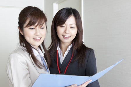 OL to confirm the co-worker and materialsの写真素材