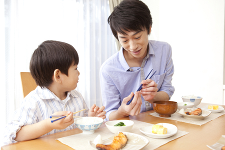 Father to teach how to use chopsticks and son to listen to itの写真素材