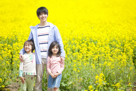 Parent and child to smile in the rape fieldsの写真素材