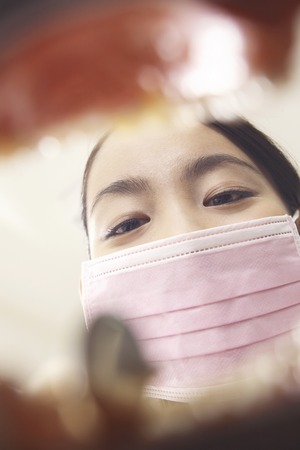 Dental hygienist to check the teeth