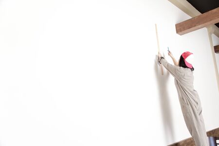 Women draw a picture on the wallの写真素材