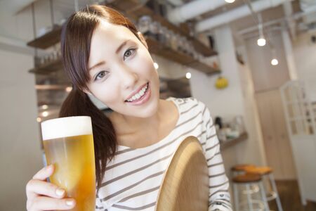 Cafe clerk to issue a beerの写真素材
