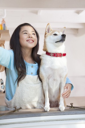 Open the Windows and look up at the sky as girlの写真素材