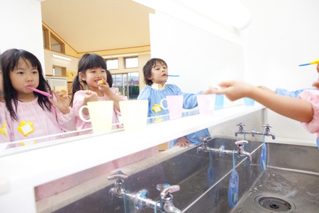 Tooth brushing to kindergarten childrenの写真素材