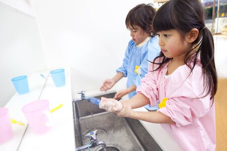 Kindergarten children to wash handsの写真素材