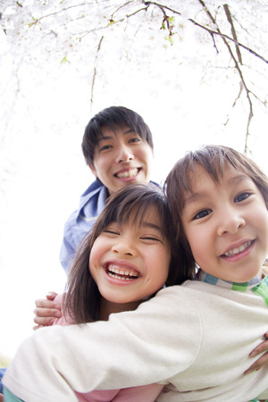 Parent and child to smile under the cherry treeの写真素材