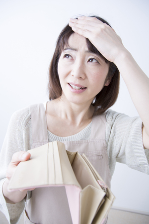 Housewife to open the walletの写真素材