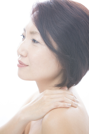 Middle woman to put a hand on shoulderの写真素材