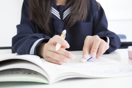 Women's junior high school students to study in the text