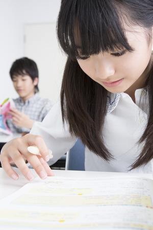 Elementary school students attend classesの写真素材