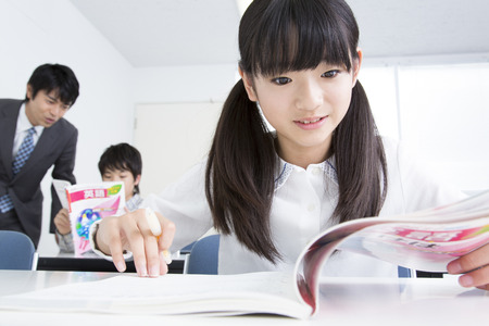 Elementary school students attend classesの写真素材