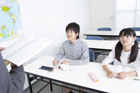 Elementary school students attend classesの写真素材