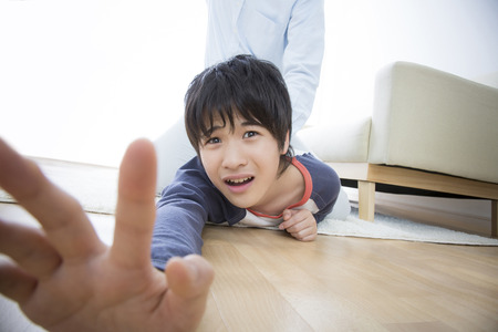 Son seeking help from father\'s violenceの写真素材
