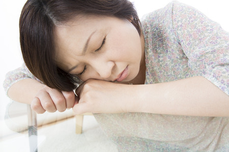 Middle women Tsuppusu to tableの写真素材