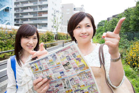 Two middle women to spread the leaflets