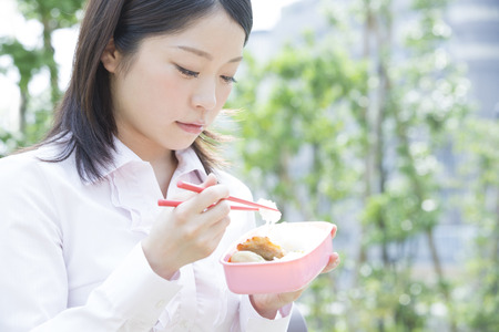 OL eats lunch in the Parkの写真素材
